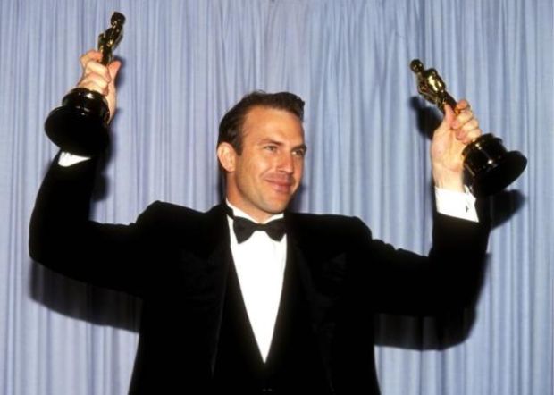 Kevin Kostner je osvoio nekoliko Oskara za film ,,Ples sa vukovima"