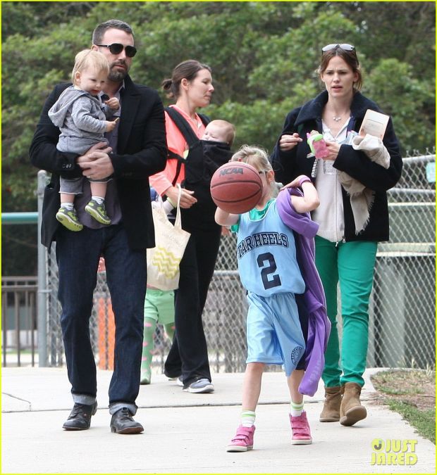 51040249 Couple Jennifer Garner and Ben Affleck take their kids Violet, Seraphina and Samuel to a parkin Brentwood, California on March 17, 2013. FameFlynet, Inc - Beverly Hills, CA, USA - +1 (818) 307-4813